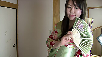 Japanisches Massagegirl Gibt Eine Raue Und Schmutzige Massage