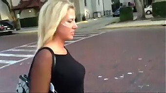 La Femme Marche Dans Les Rues De Livetaboocams.Com Avec Un Visage Couvert De Sperme