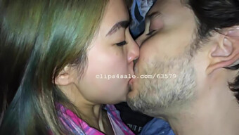 Casal Jovem Asiático Se Diverte Com Beijos Interraciais