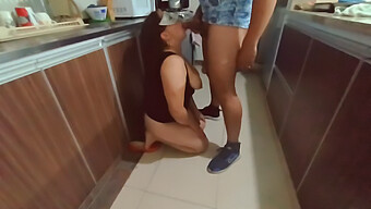 Gozando Muito Na Cozinha Com Uma Milf Safada Por Trás