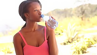 Ebony Babe Jezabel Vessel'S Natuurlijke Buiten Yogasessie