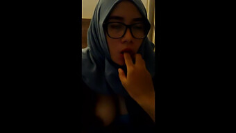 Gadis Hijab Indonesia Memberikan Blowjob Dalam Video Ini