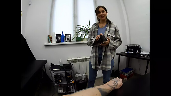 Boquete E Gozada Na Boca: A Artista Tatuada Enfrenta Os Clientes