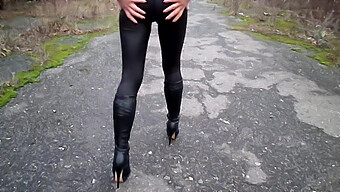 Eng Und Sexy: Enge Leggings Und Stiefel