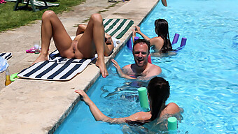 Baise En Groupe Dans Une Piscine Publique: Baise Toute La Journée