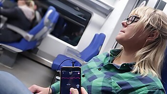 Masturbatie Met Seksspeeltje In De Trein