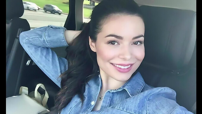 Brunhårig Skönhet Miranda Cosgrove Runkar