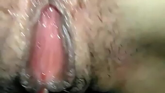 Azione Di Strofinamento Del Buco Del Culo In Questo Video Porno.