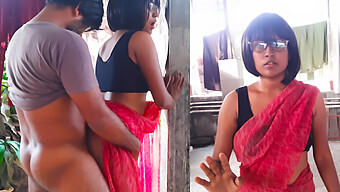 Intialainen Bhabi Red Saree -Videolla Antaa Suihinoton Ja Ratsastaa Cowgirl-Asennossa