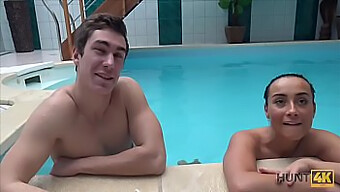 Aventuras Sexuais Com Corno Em Uma Piscina Privada