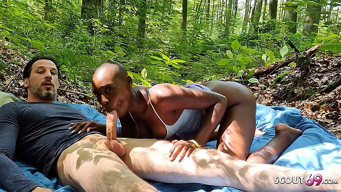 ¡frenesí Facial Y Sexo Duro Al Aire Libre Con Una Pareja Interracial! ¡no Te Lo Pierdas!