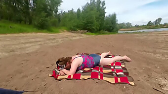 Klaarkomen Op Het Gezicht Van De Vrouw Op Het Strand