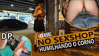 Marido Cornudo Recibe Doble Penetración En Un Trío Humillante