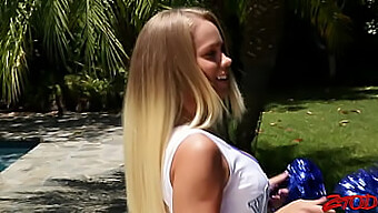 Busty Cheerleader Bliver Hård Bagfra Creampie