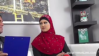 المحامي يستمتع بالمتعة الفموية من مسلمة جذابة