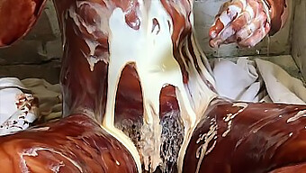 Masturbazione Con Una Passera Di Cioccolato E Una Vagina Che Cola Di Crema