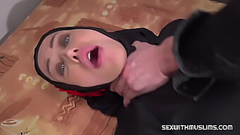 Dia Ketahuan Sedang Menonton Film Porno Arab Dan Mendapat Blowjob