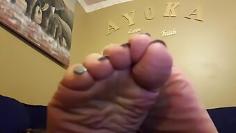 Black Beauty Teases With Her Soles On Webcam