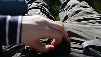 Gay Outdoor Handjob Met Een Europese Amateur