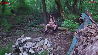 Haariges Girl Macht Es Sich Im Wald