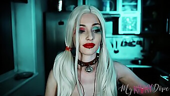 Έφηβη (18+) Η Harley Quinn Σε Cosplay Και Αυνανισμό