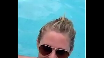 Une Blonde Fait Une Fellation Profonde Dans Une Piscine Publique