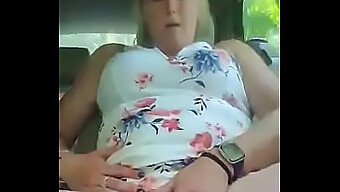 Milf Mature Prend Son Pied En Public