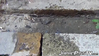 Nadržaný Muž Nahráva Roztomilé Japonské Dievčatá, Ako Sa Močia Na Verejnosti