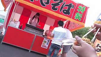 Une Fille Excitée Ne Peut Pas Parler Pendant Un Doigtage Japonais Intense