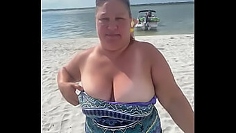 Gros Seins Magnifiques En Public: Une Grosse Épouse Flashe Sur La Plage