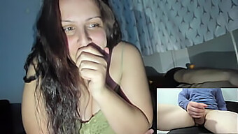 Femme Tatouée Regarde Une Grosse Bite Se Caresser Devant Sa Webcam