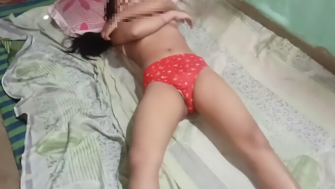 Indian Boyfriend Gives His Girlfriend A Handjob And Cumshot