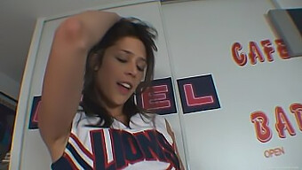 Tonåring (18+) Anna Morna'S Instagram-Konto: Cheerleader'S Perky Tits