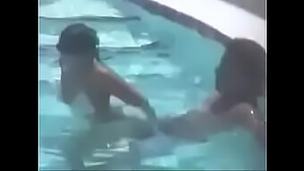 Basah Dan Liar: Aksi Anal Dan Bikini Di Kolam Renang.