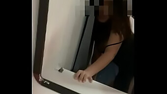 Ragazza Asiatica Con Un Grosso Cazzo Viene Riempita Di Sborra E Parla Sporco