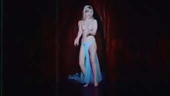 Bekijk Een Vintage Topless Tease In Misirlou'S Klassieke Dansvideo