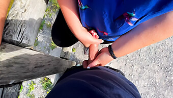 Blonde Public Handjob Am See: Cumshot Und Close Call