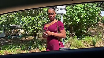 Belleza Negra Hace Una Mamada Para Un Paseo En La Webcam