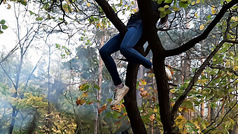 Une Adolescente (18 Ans Et Plus) Grimpe À Un Arbre Pour Se Frotter La Chatte Dessus