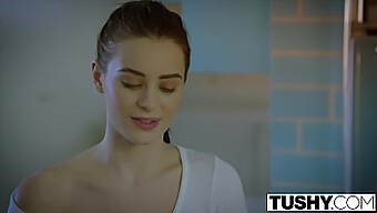 Lana Rhoades'In Anal Macerası Bir Saksoyla Başlıyor