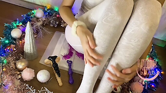 Animadora De Navidad: Chica Linda Se Masturba Hasta El Orgasmo