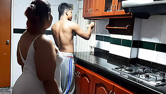 Milf Se Deja Follar Por El Vecino En La Cocina