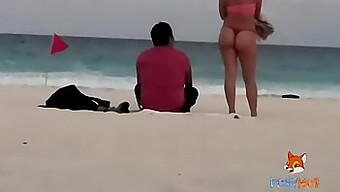 Esposa Muy Vestida Consigue Exhibicionistas En La Playa