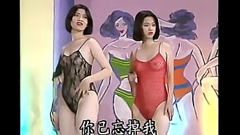 穿着内衣的亚洲女孩展示她的美丽