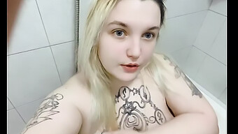 Una Bella Ragazza Con Un Gran Culo Si Diletta Con Un Giocattolo Sessuale In Bagno.