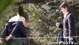 Colegialas Japonesas Se Involucran En Una Micción Kinky Al Aire Libre