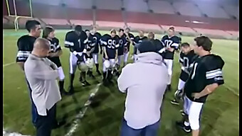 انجام شده و کثیف: گروه Cheerleader توسط یک تیم فوتبال کامل گرفتار شده است