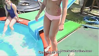 Sesso Di Gruppo Di Adolescenti (18+) In Piscina