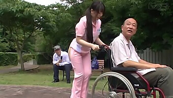 Fetisch Der Japanischen Krankenschwester Für Arsch Und Küssen Auf Dem Display