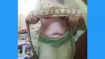 Desi Tante Viser Sine Kurver I En Saree